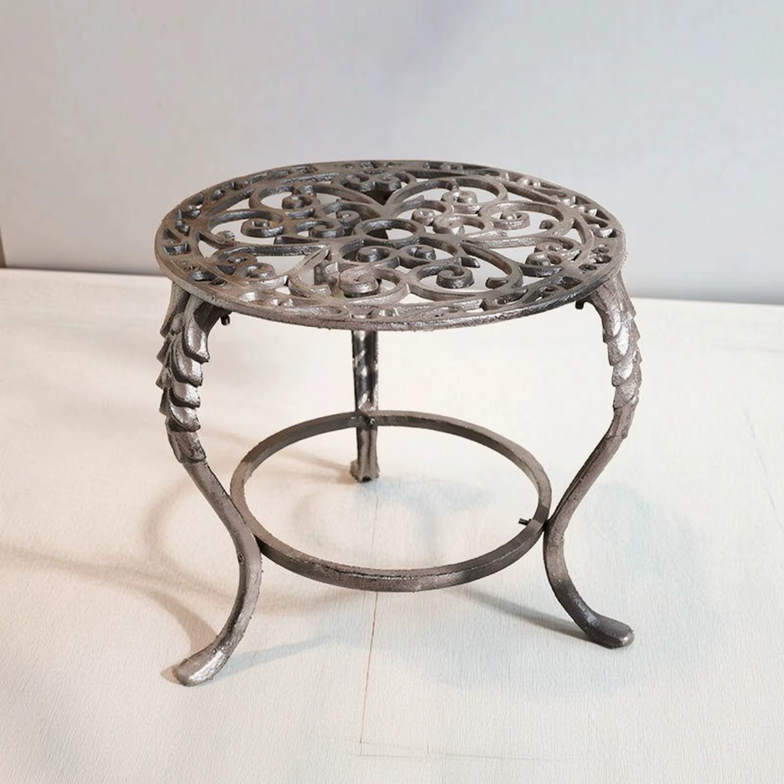 Soporte redondo para macetas de hierro fundido – Pie antiderrame decorativo - imagen 2