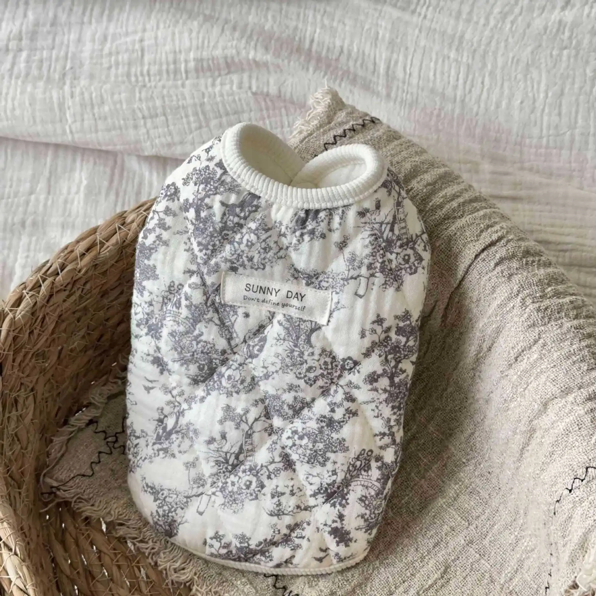 Chaleco gris en perrito mediano