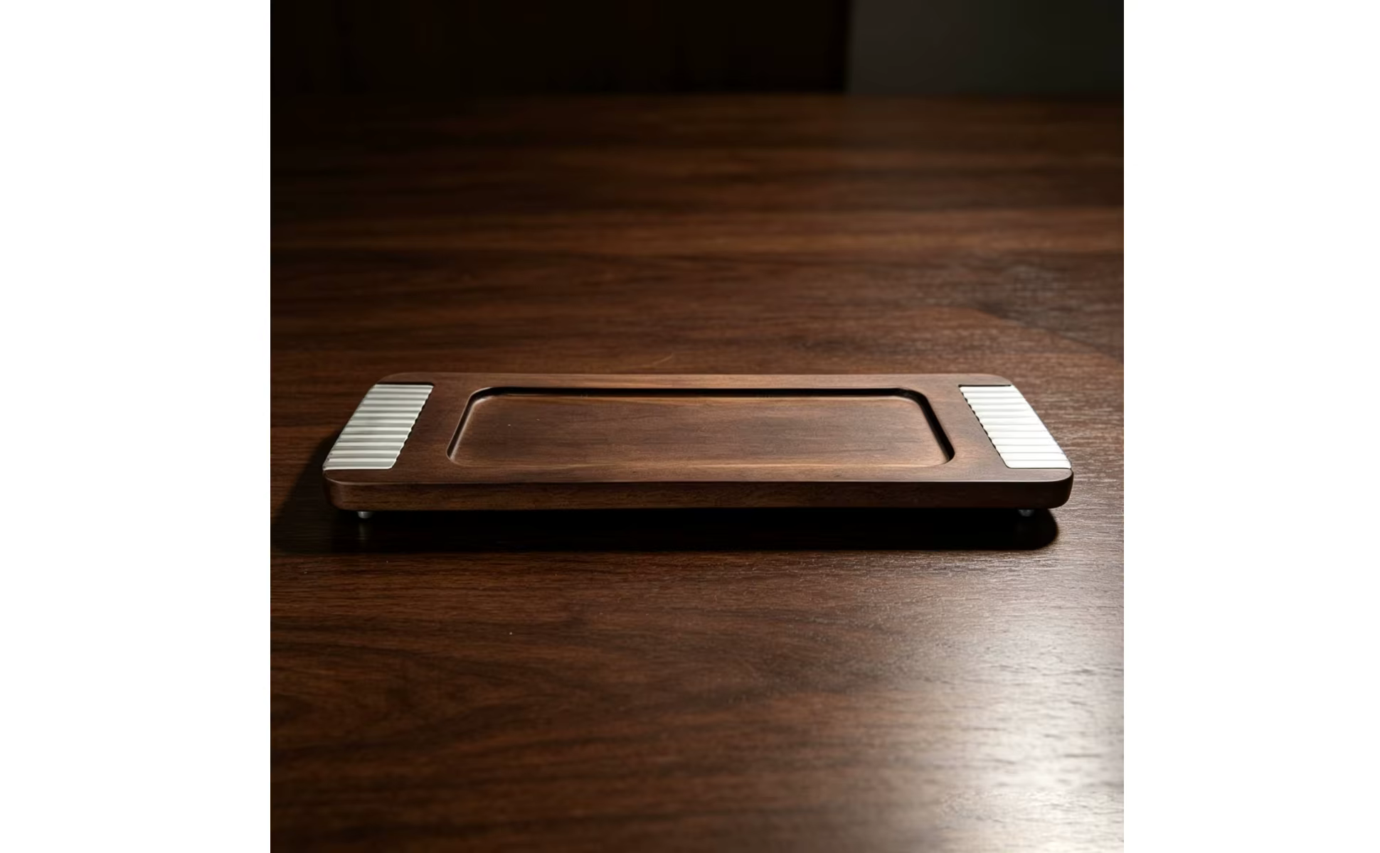 Vista lateral de la bandeja rectangular con acabado de veta de madera oscura