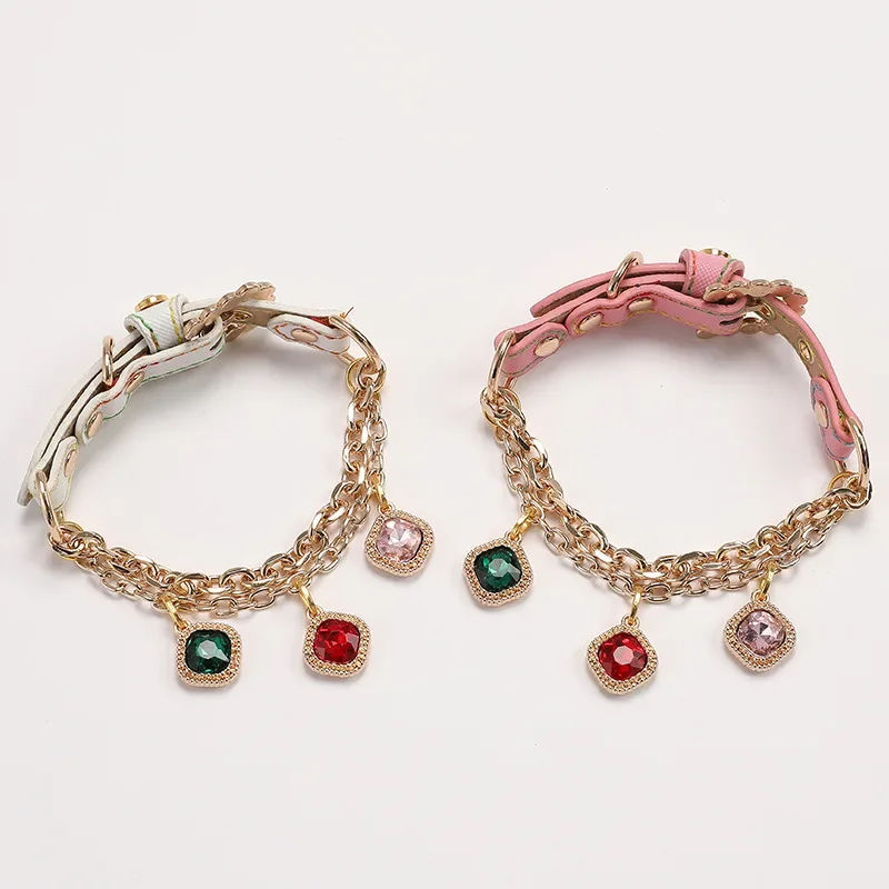 Collar con decoraciones brillantes