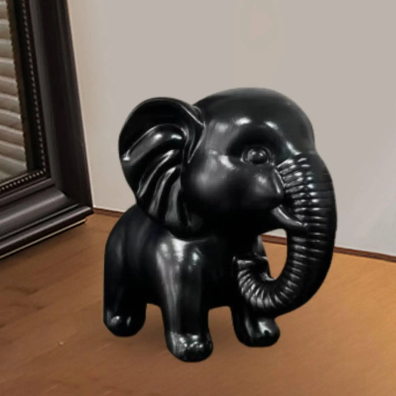 Escultura de elefante de resina desde ángulo frontal