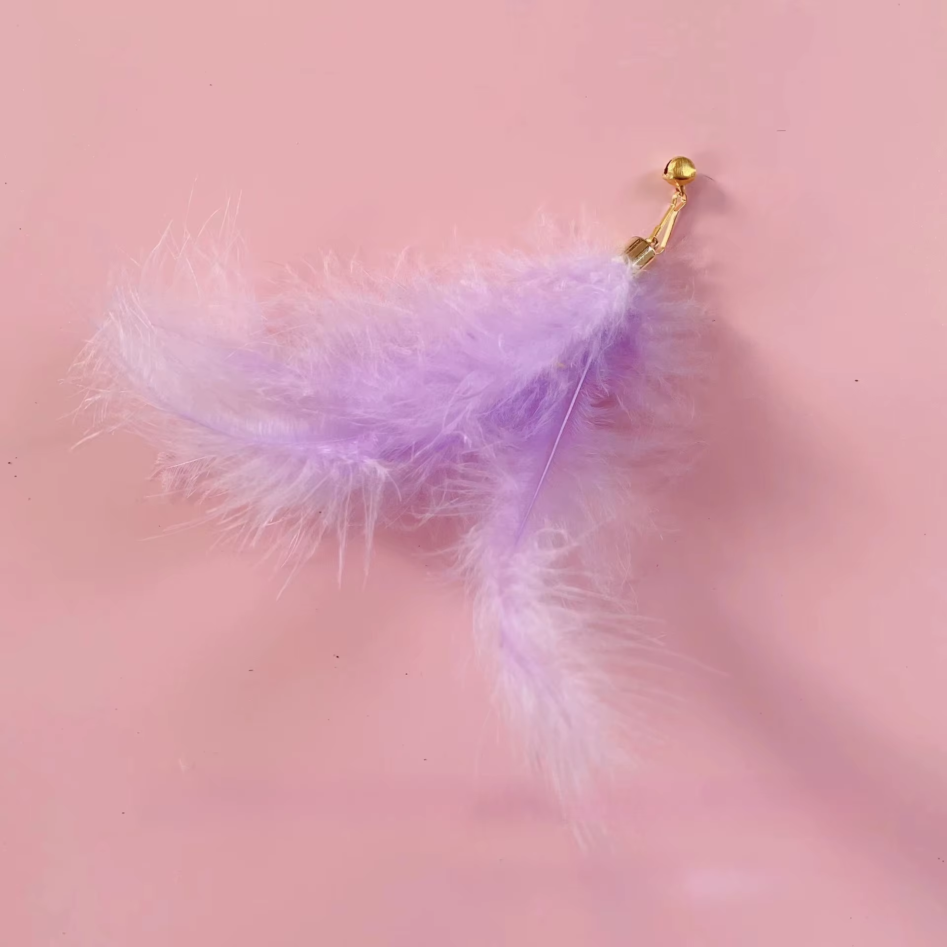 Variadas plumas con cascabel