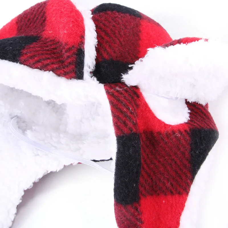 Gorro en perro pequeño