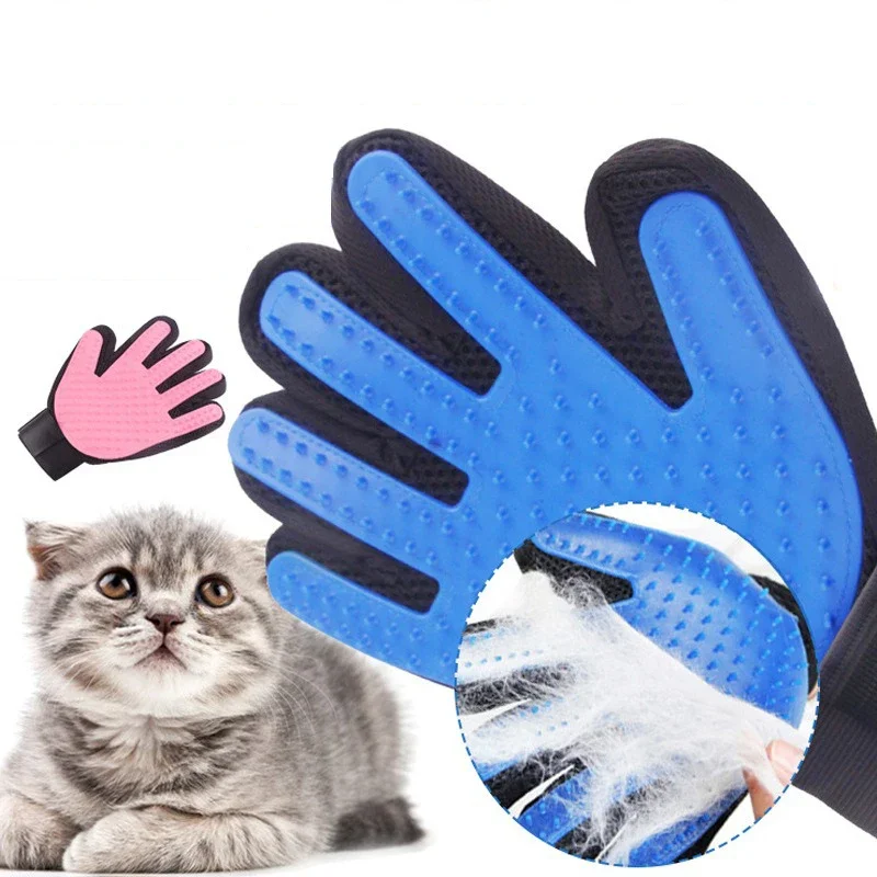 Guante de goma para mascotas mostrando las cerdas suaves
