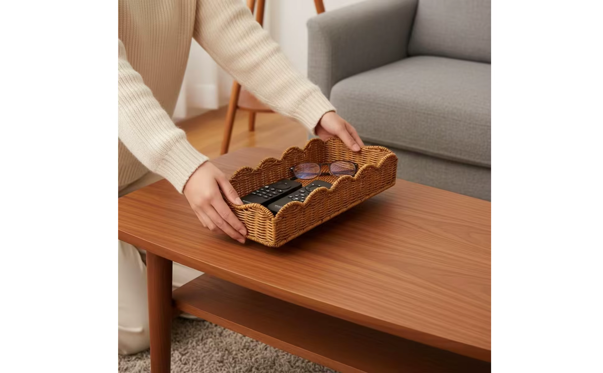 Cesta de ratán rectangular sobre repisa blanca