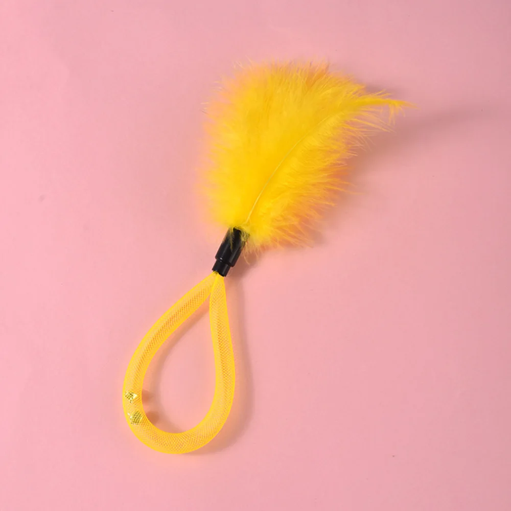 Detalle de plumas y campana del juguete