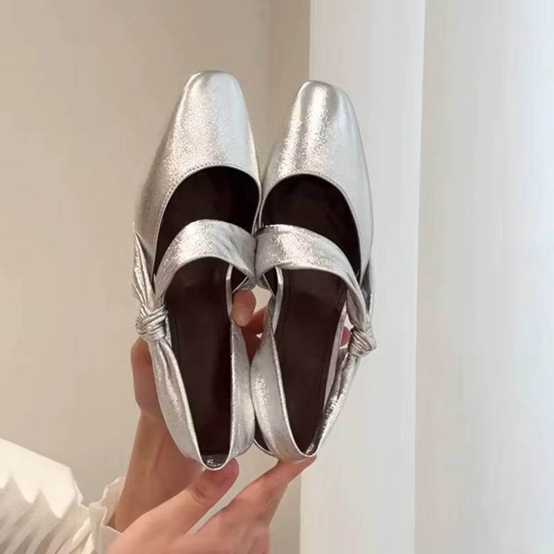 Sandalias combinadas con un look casual de verano