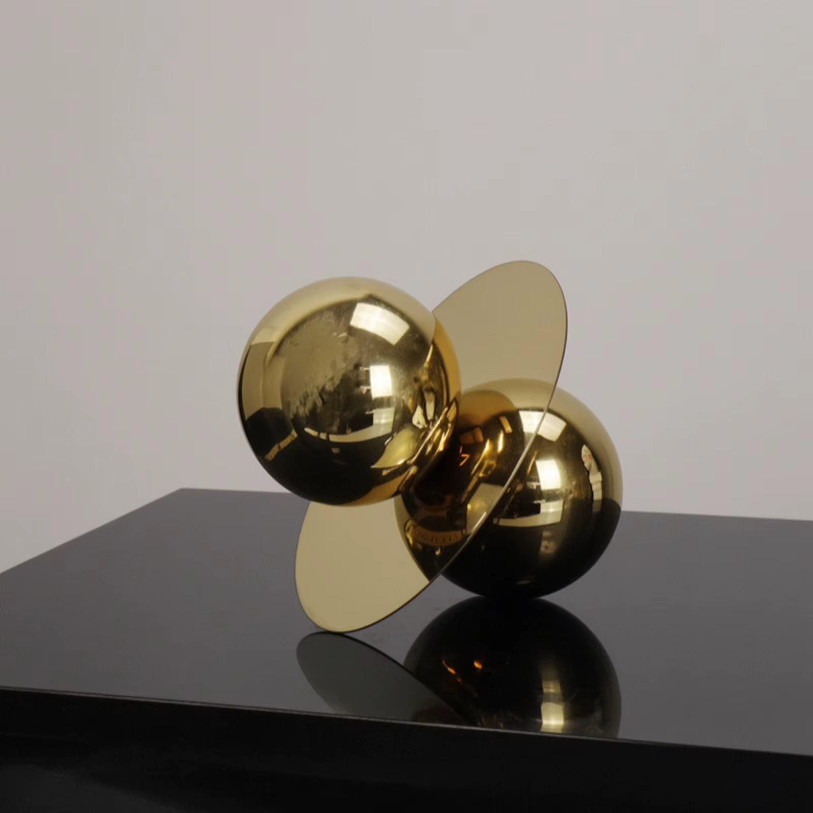 Escultura metálica abstracta pulida: adorno minimalista gatos y perros - imagen 2