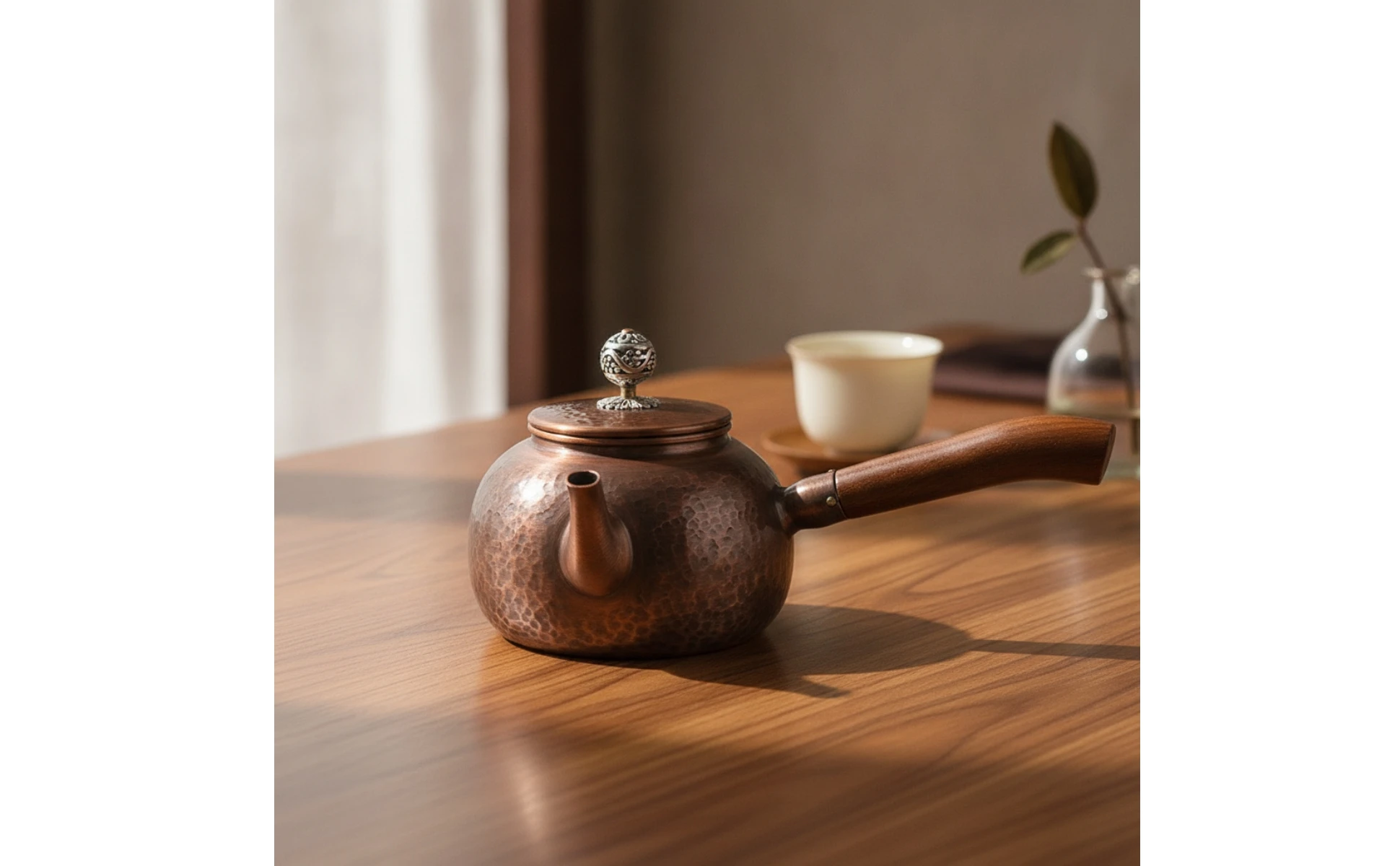 Tetera de cobre martillado con asa de madera sobre fondo rústico