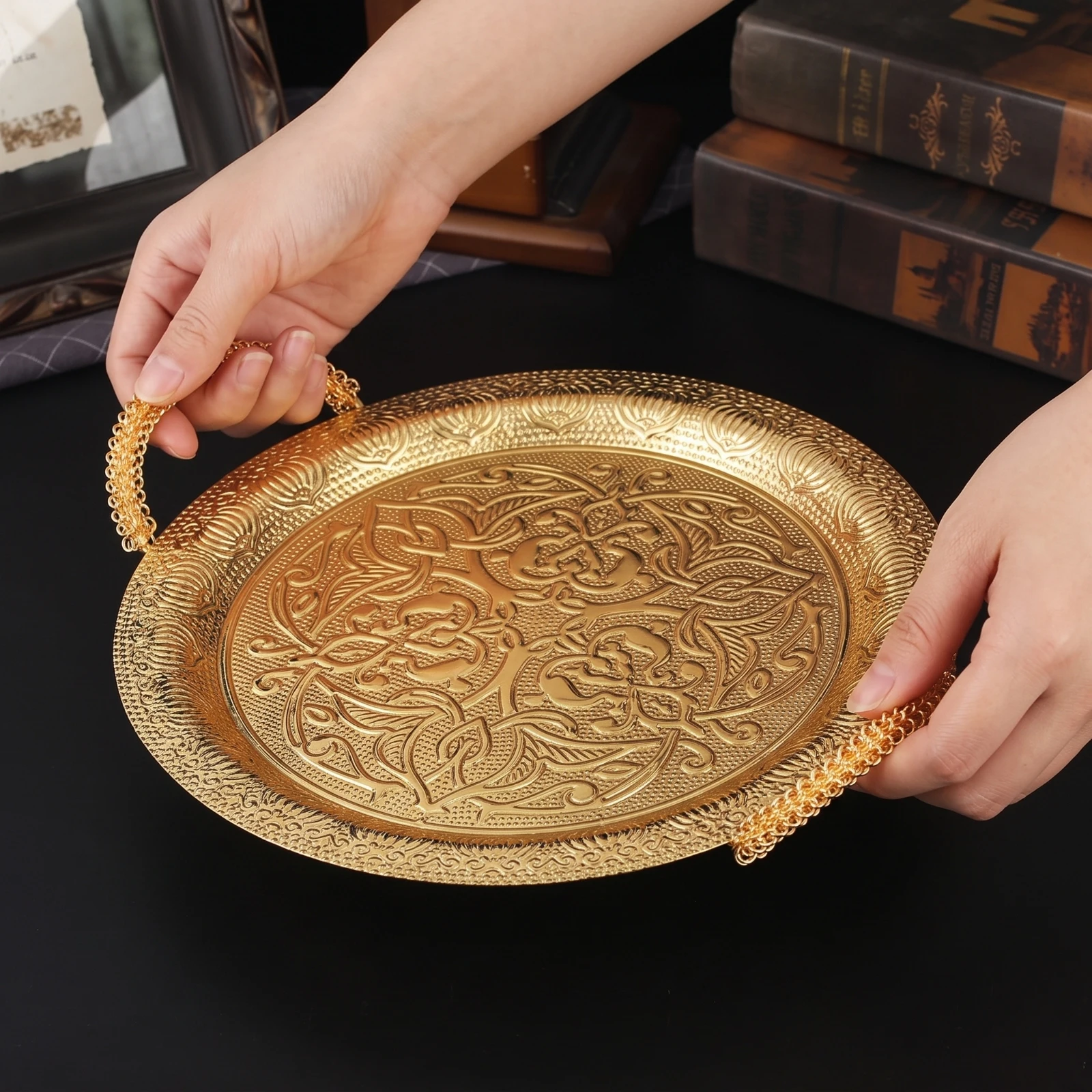 Bandeja de Metal con Asas para Mascotas – Decorativa y Duradera - imagen 4