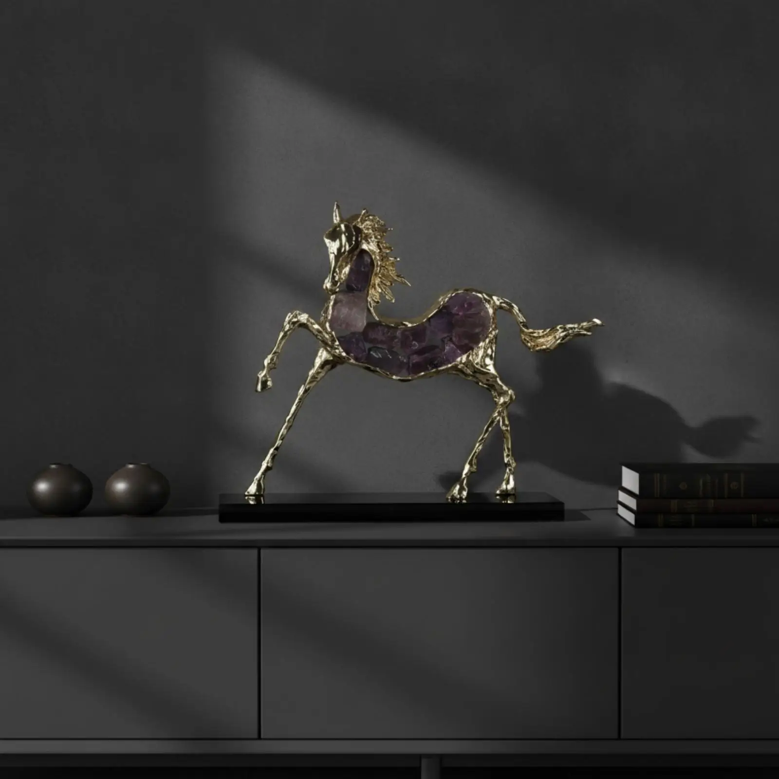 Escultura de Caballo con Cristales y Acabado Metálico Moderno