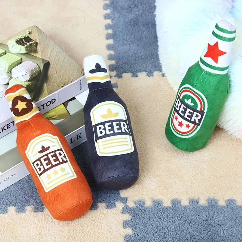 Peluche con forma de botella de cerveza para perros