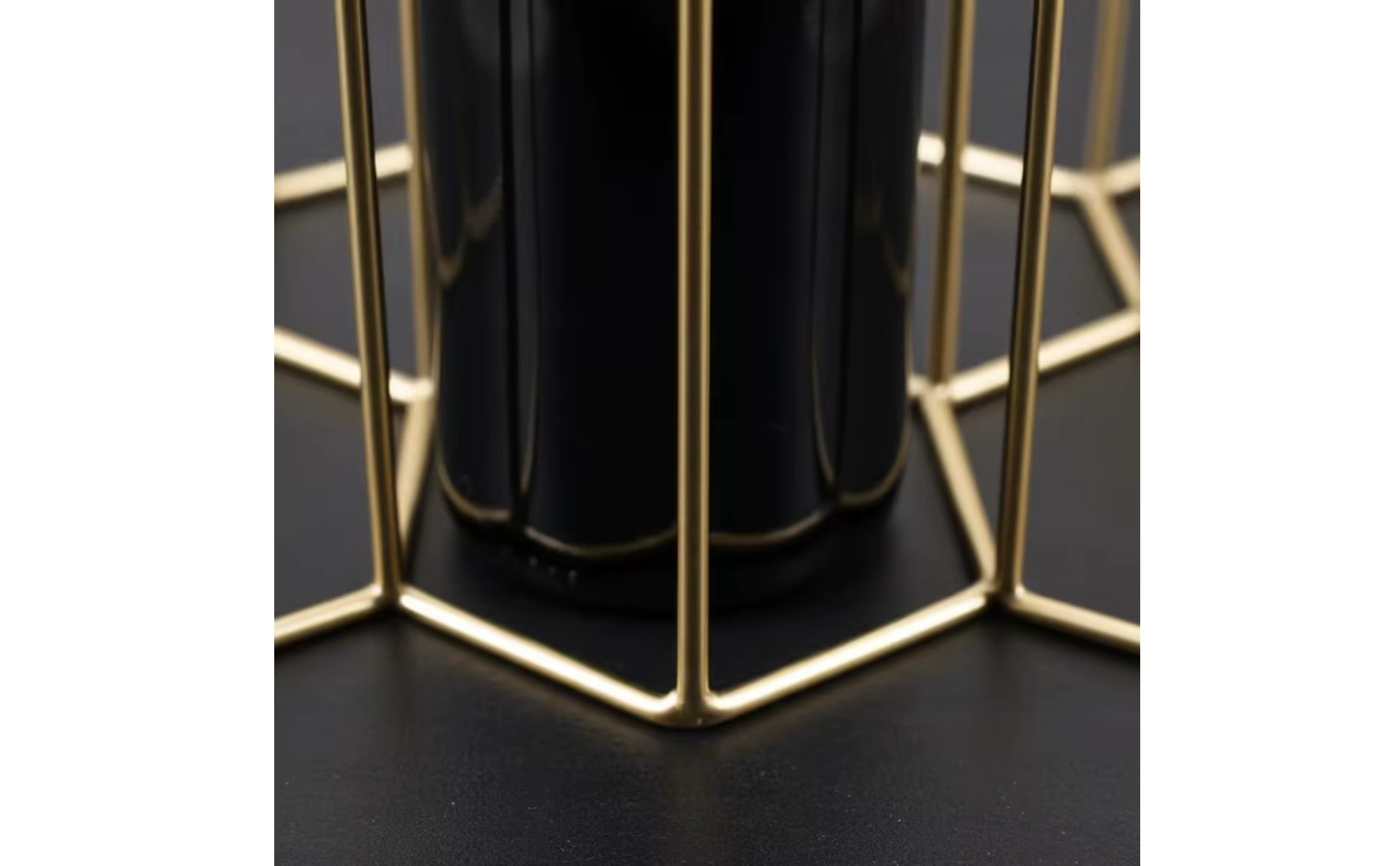 Botella de vino colocada en el estante hexagonal decorativo