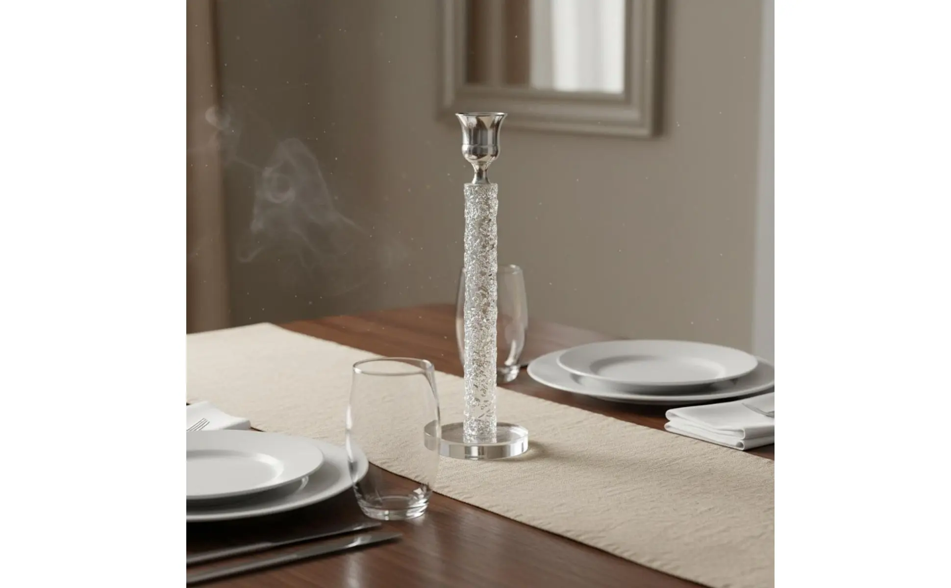 Candelabro en acabado dorado con vela blanca