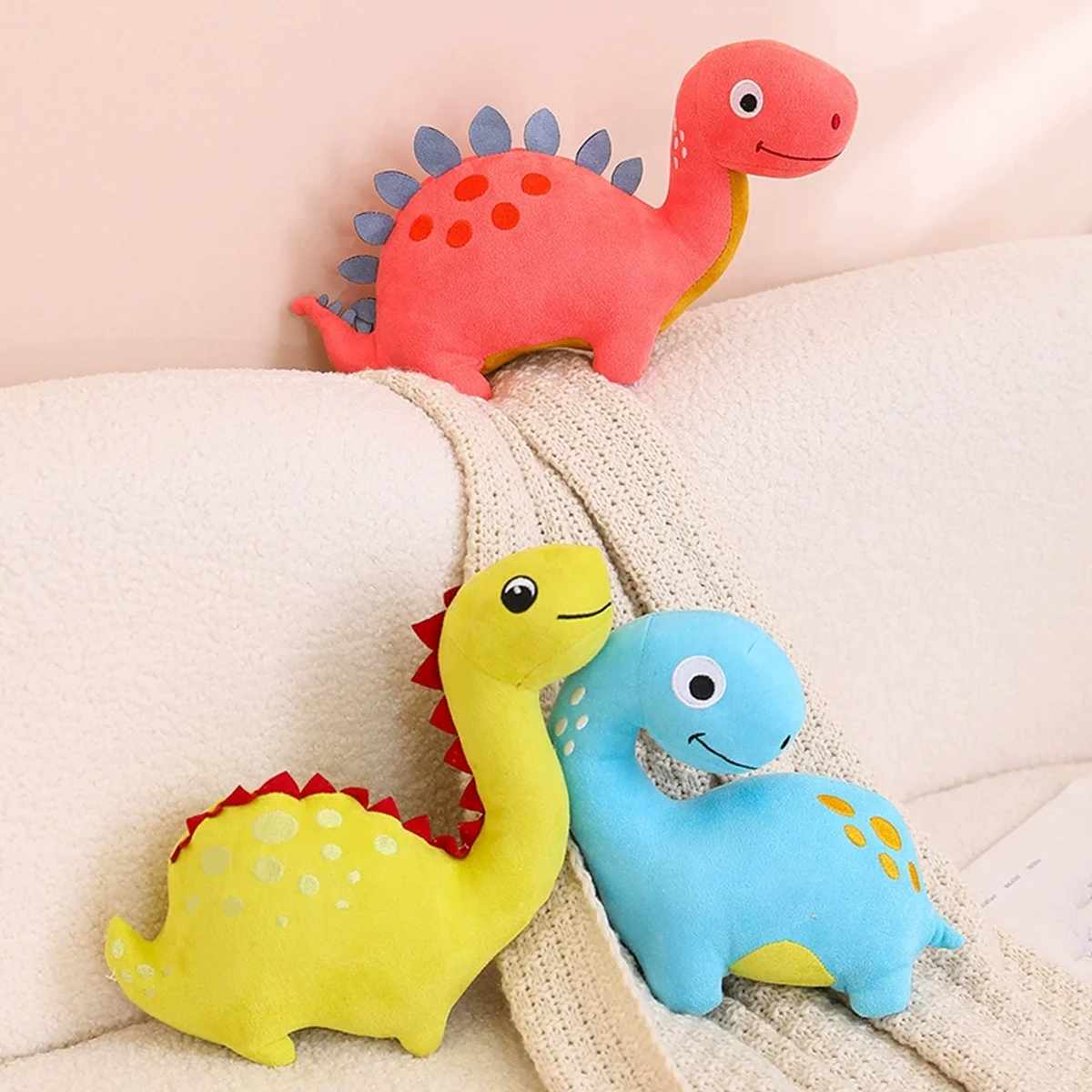 Perro jugando con dinosaurio peluche