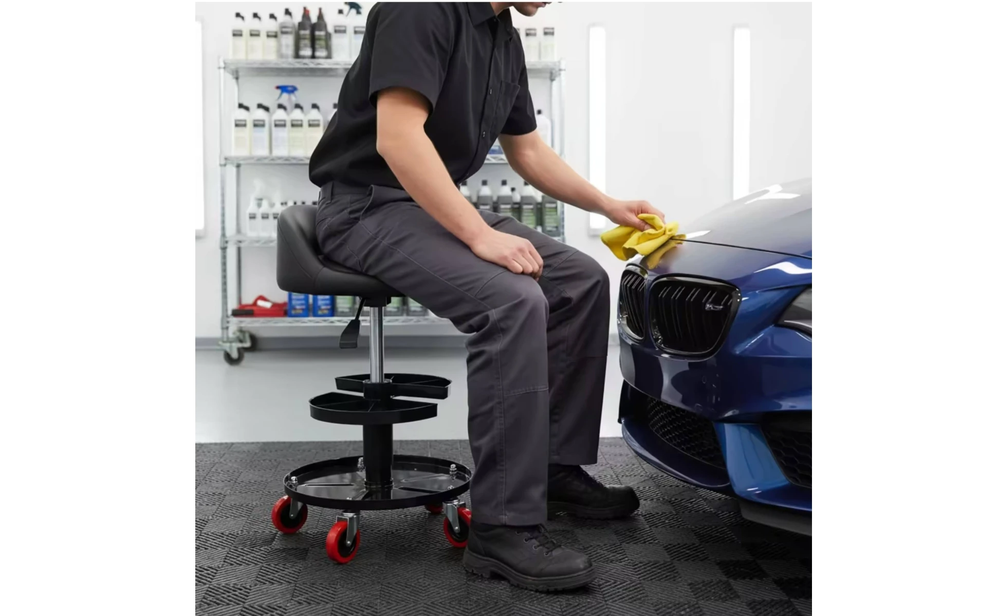 Taburete de taller con respaldo ergonómico y bandeja para herramientas