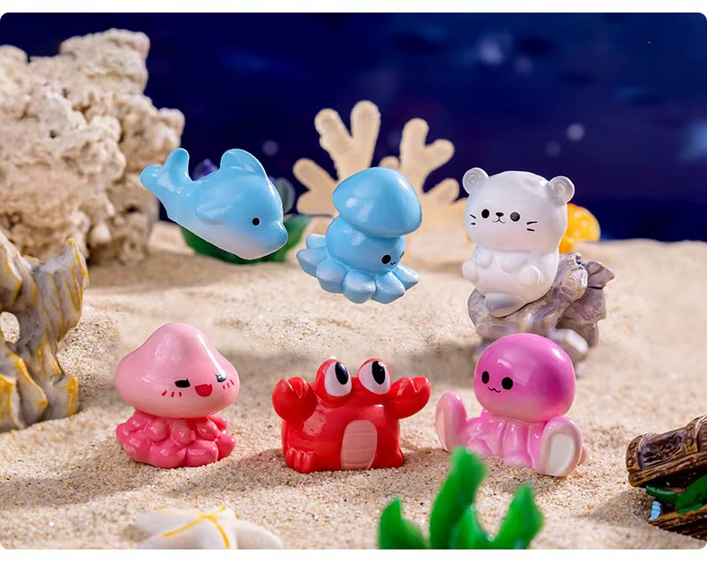 Escena creativa en pecera con figuras