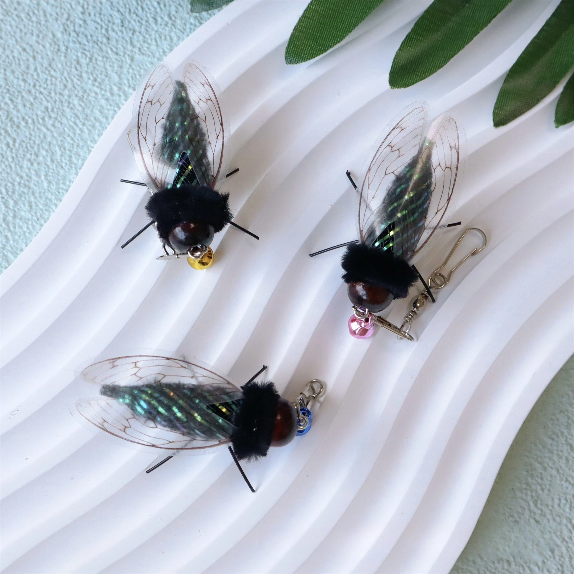 Vista frontal de la varita interactiva con plumas para gatos
