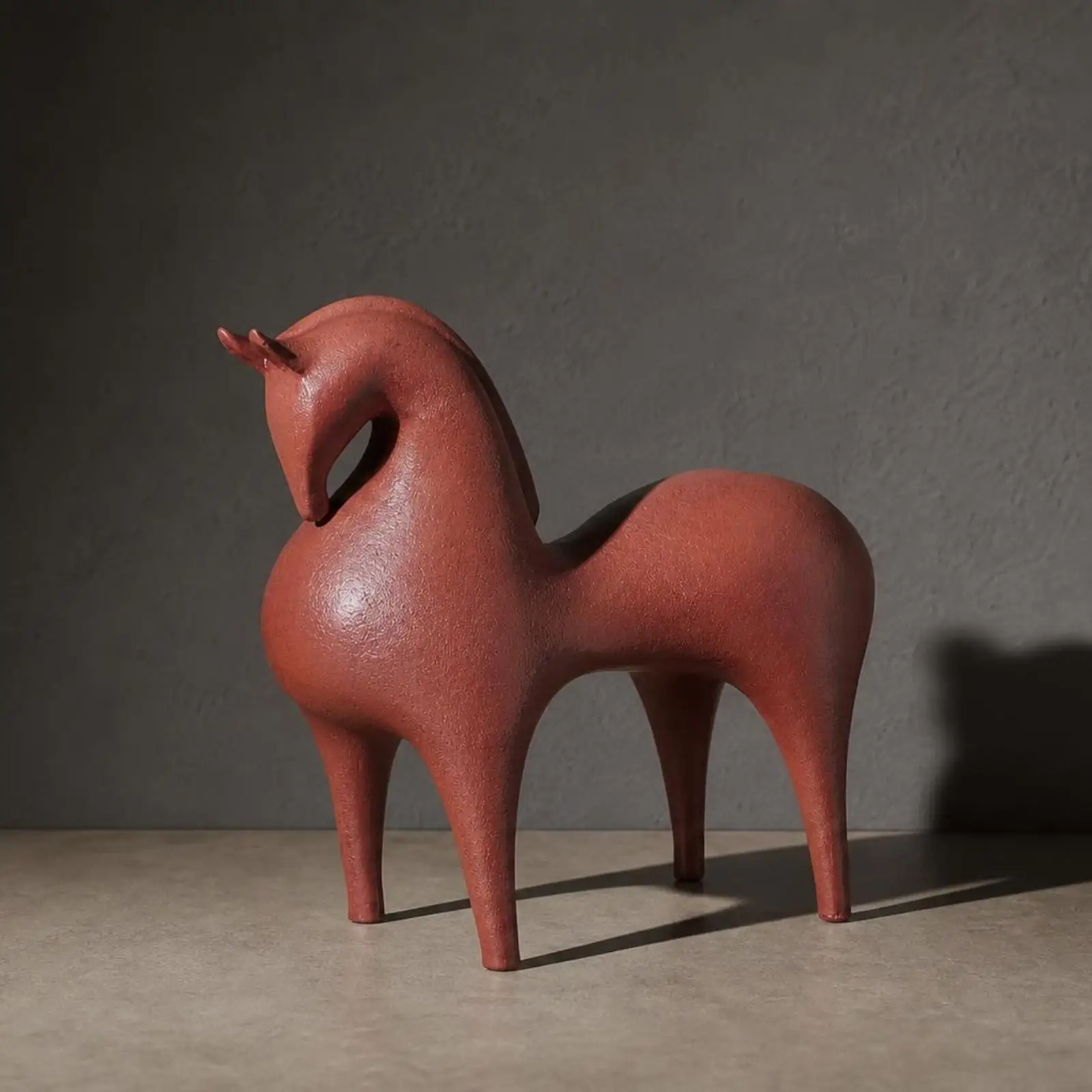 Vista frontal de la escultura de caballo de resina