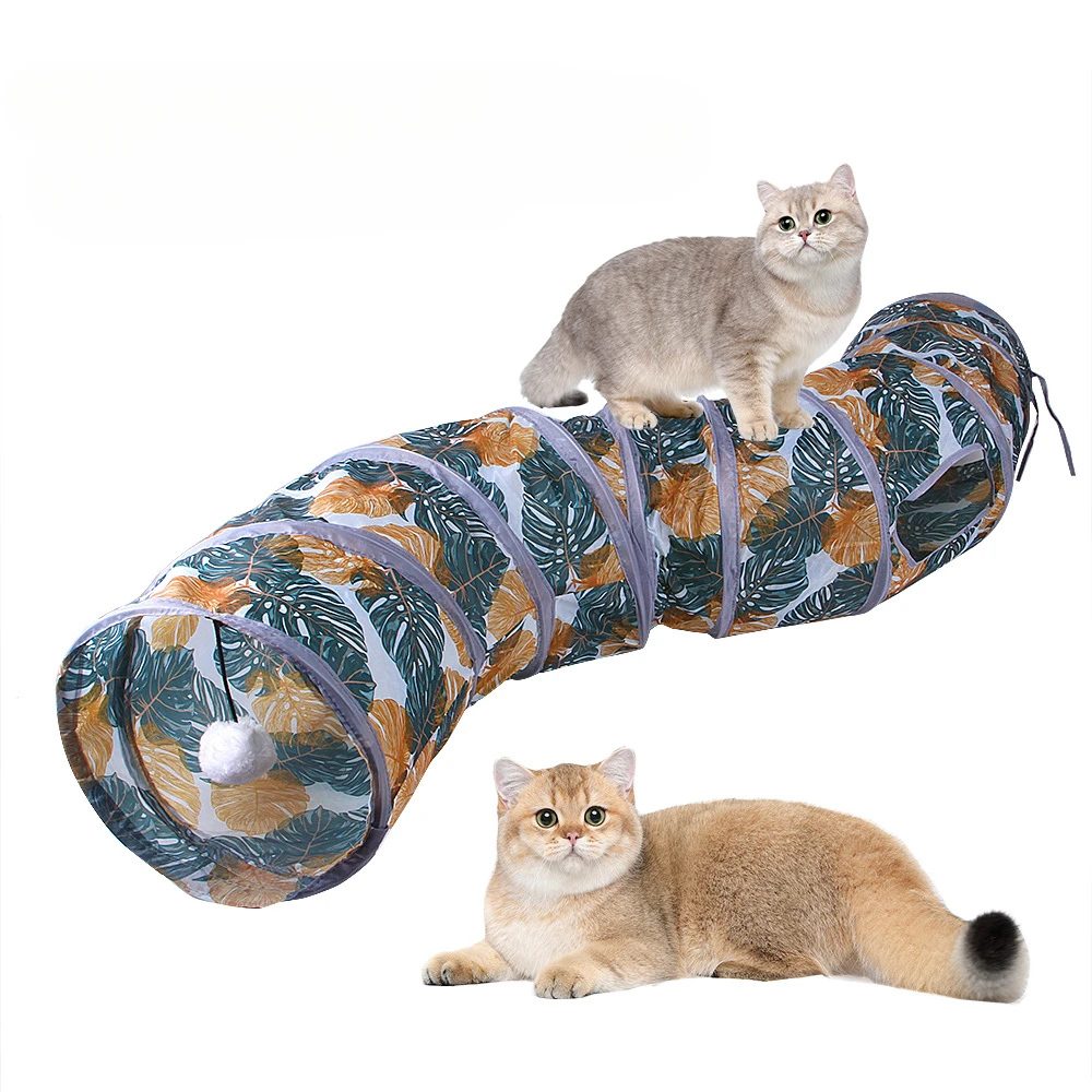 Túnel plegado junto a otros accesorios para mascotas