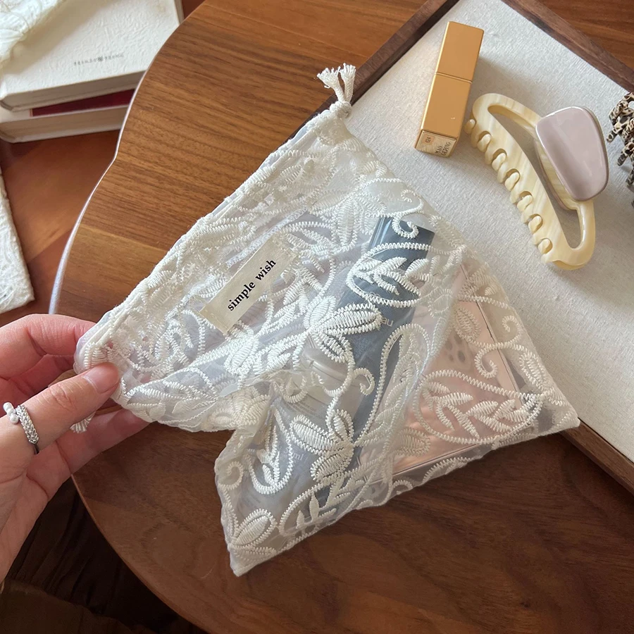 Detalle del bordado calado y cordón de la bolsa