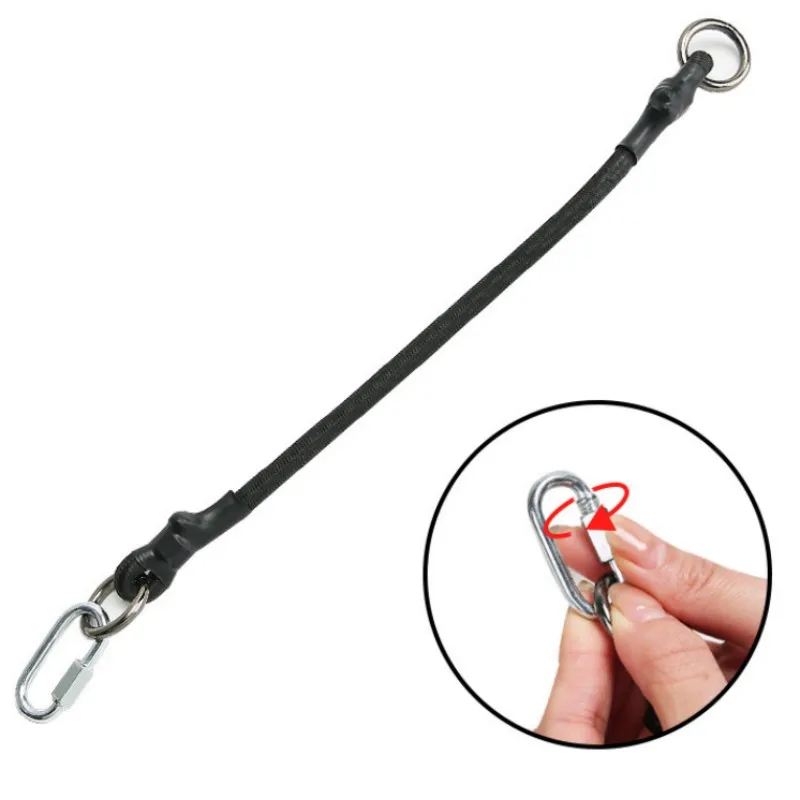 Cuerda elástica extendida con detalle del gancho