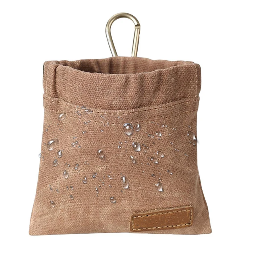 Bolsa de accesorios para perros guardada en bolsillo de chaqueta