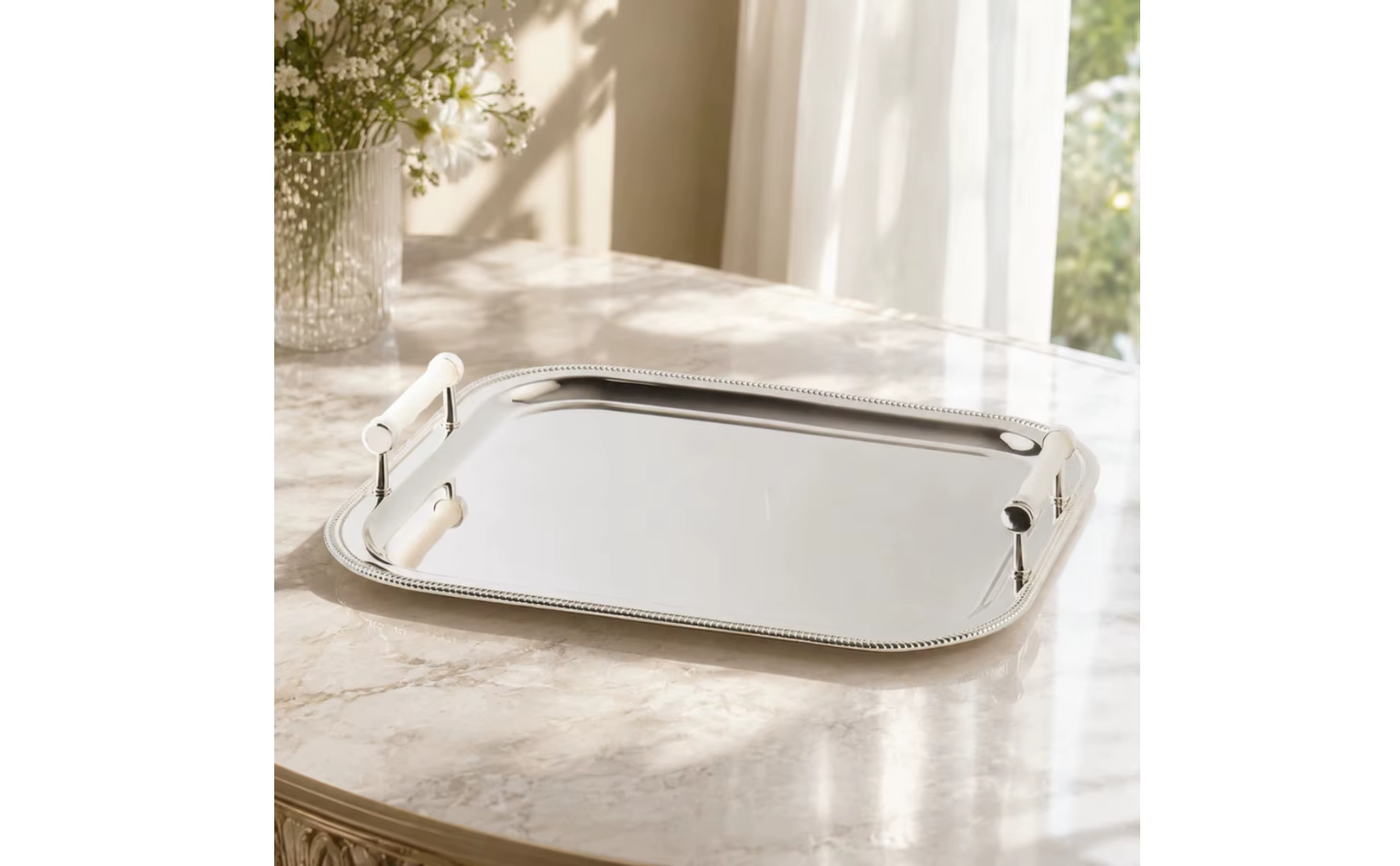 Bandeja rectangular de acero inoxidable en uso como centro de mesa