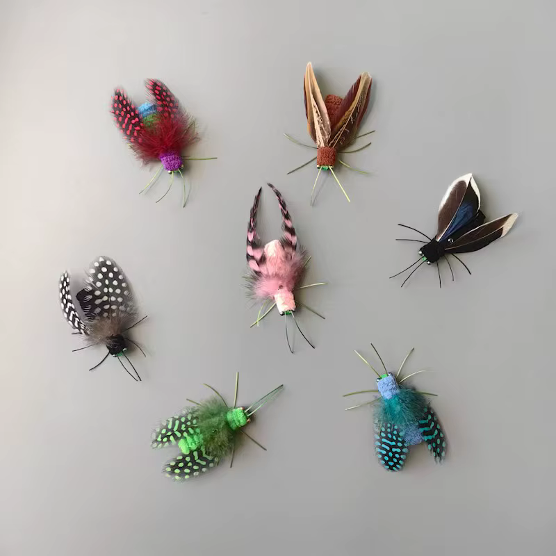 Juguete para gatos de insecto con plumas simuladas interactivo