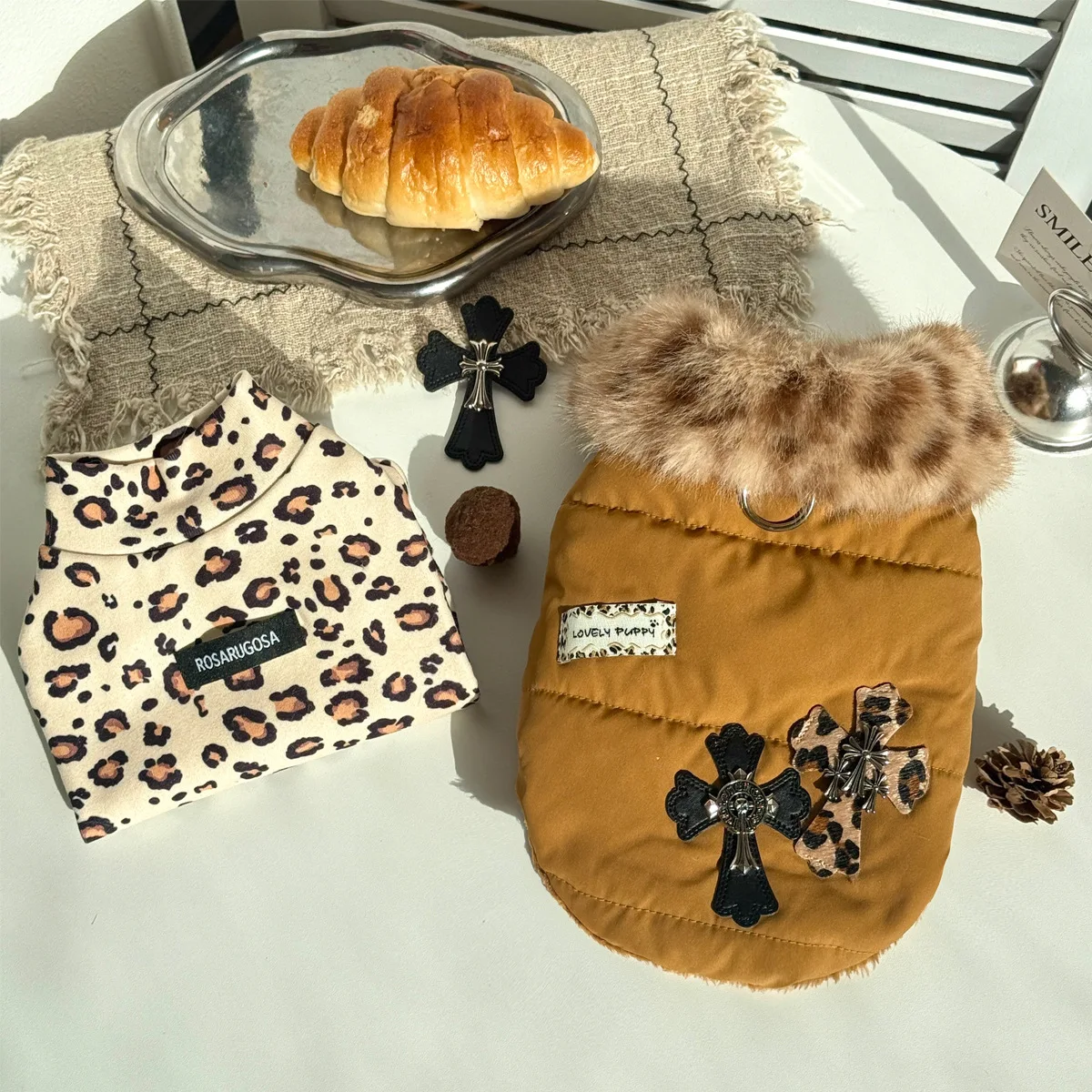 Detalle del cuello de leopardo y el forro de la chaqueta