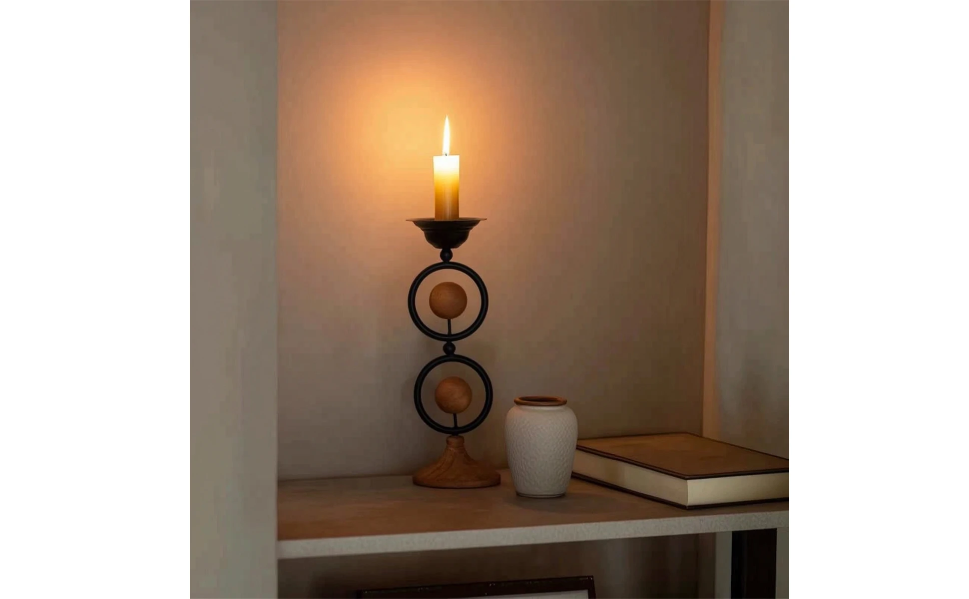 Candelabro iluminado creando ambiente acogedor
