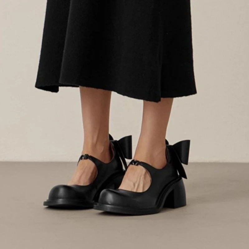 Zapato Mary Jane de charol con detalle del lazo mariposa