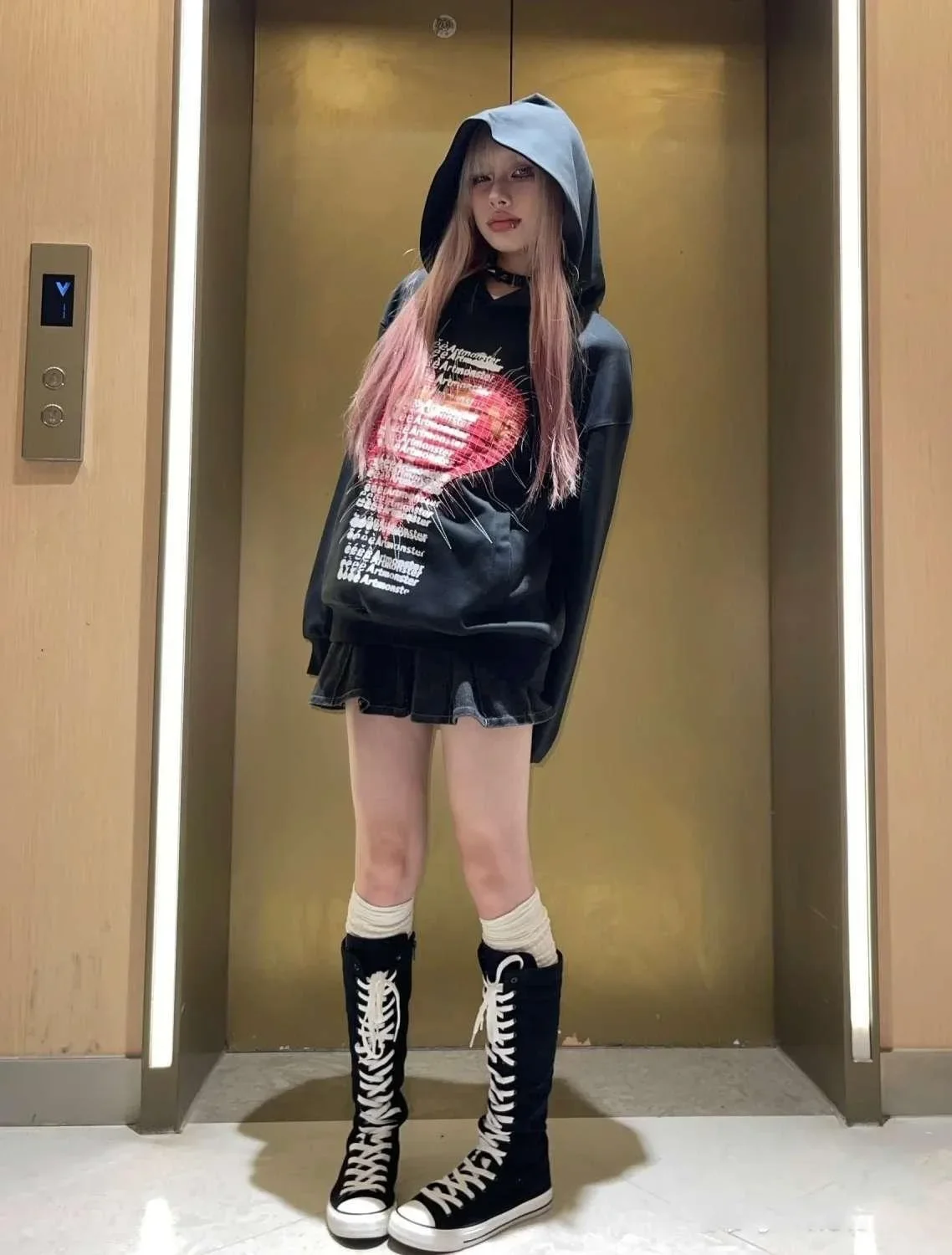 Combinación con conjunto casual en entorno urbano