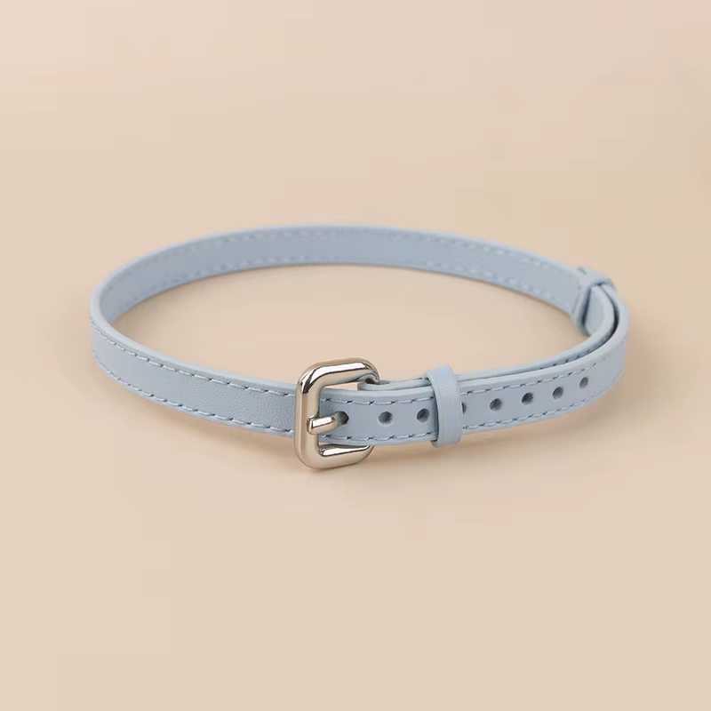 Collar de cuero para gato ajustable, suave, con dijes metálicos - imagen 3