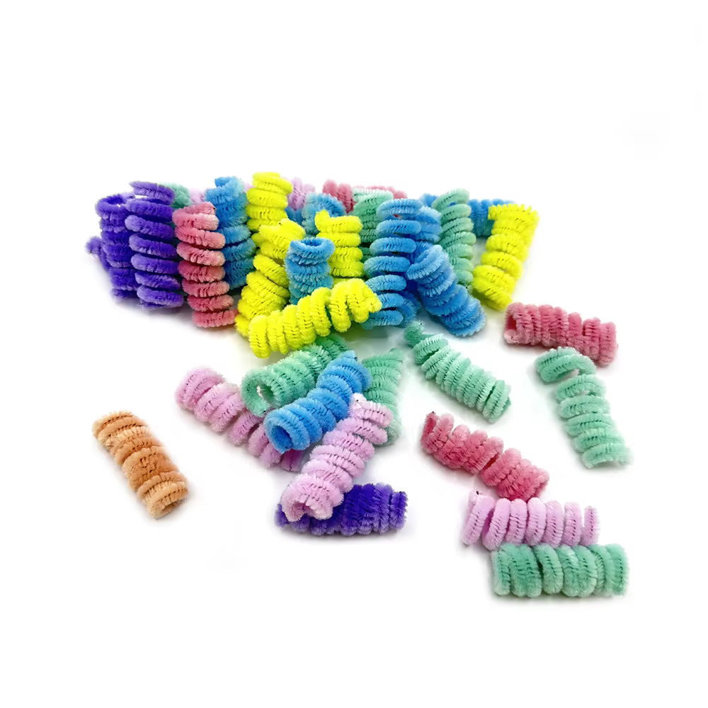 Juguetes coloridos para múltiples gatos