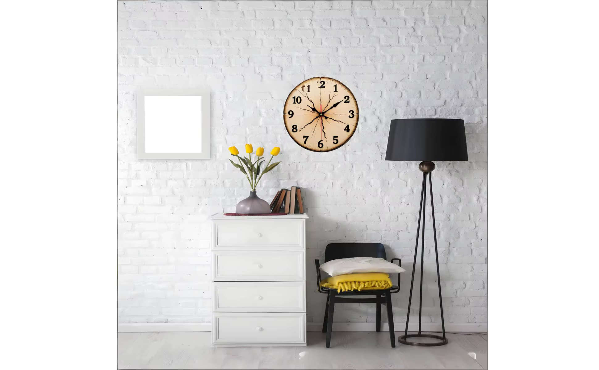 Detalle del grosor de la esfera de madera y las agujas metálicas del reloj de pared