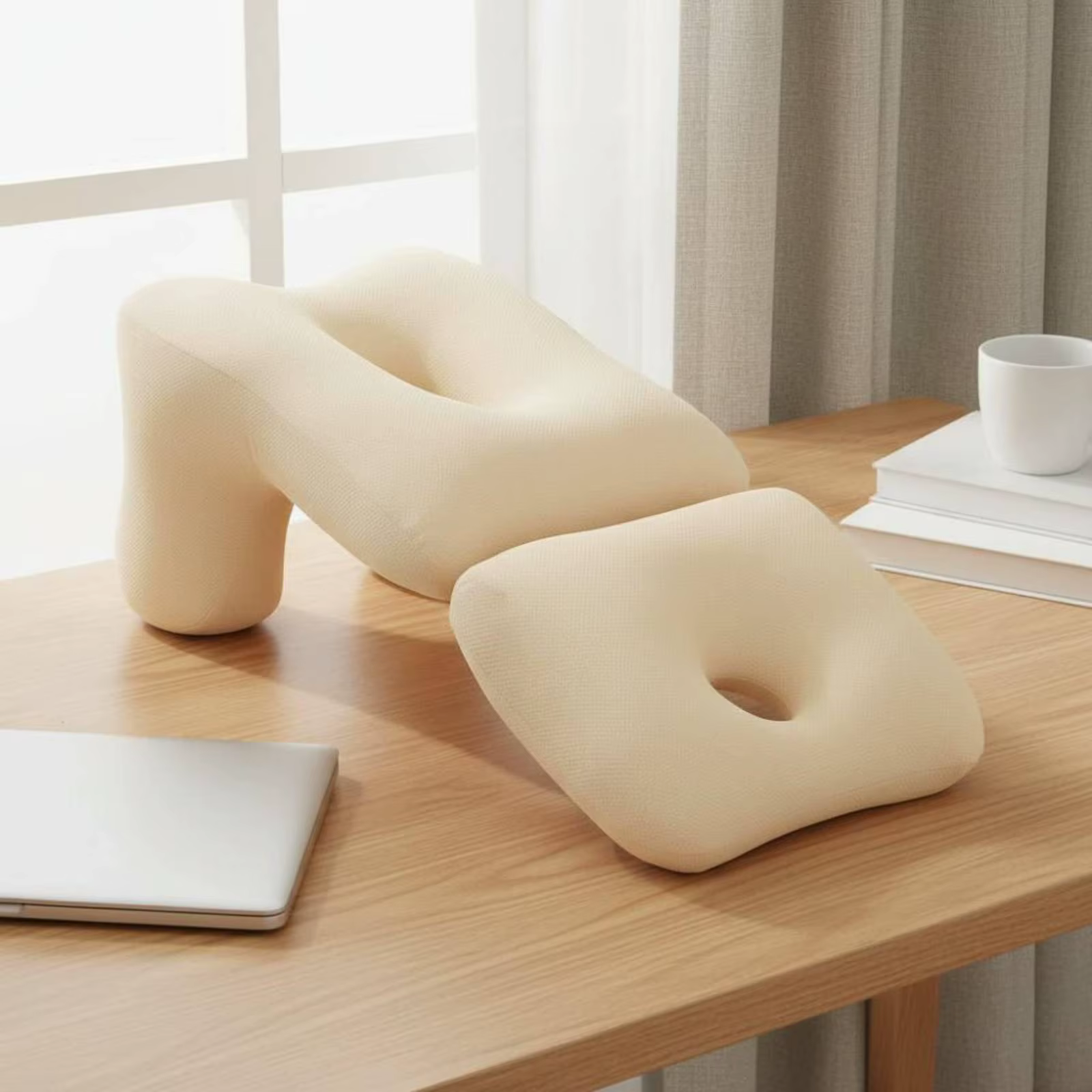 Almohada de terciopelo con centro hueco en ambiente hogareño