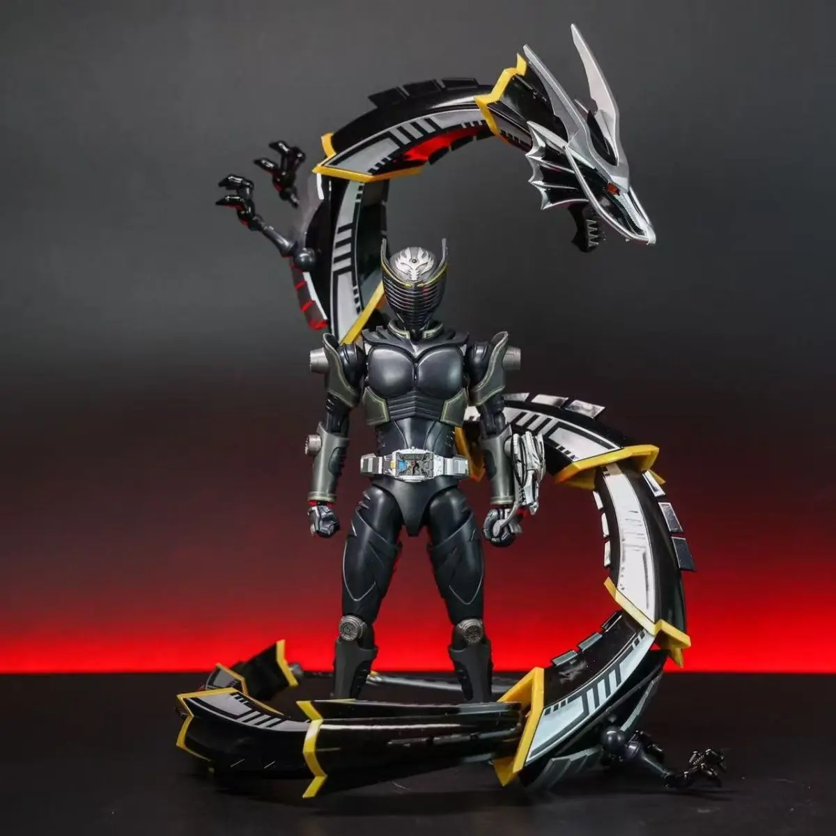 Vista lateral del modelo ensamblado Kamen Rider Ryuga