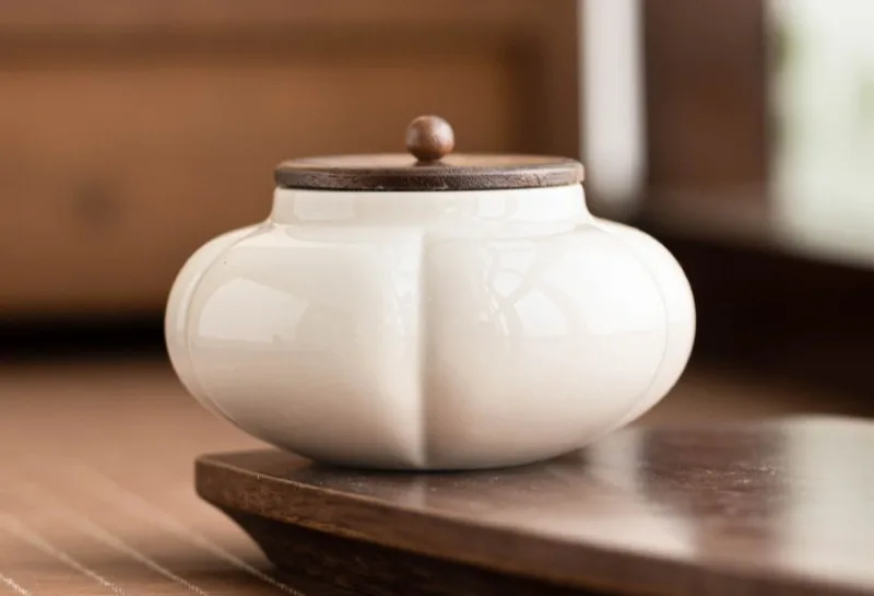 Mini urna ceramica con tapa sellada y fondo plano