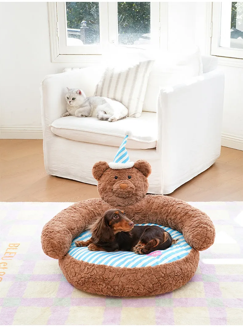 Cama para perros colocada en un rincón del salón