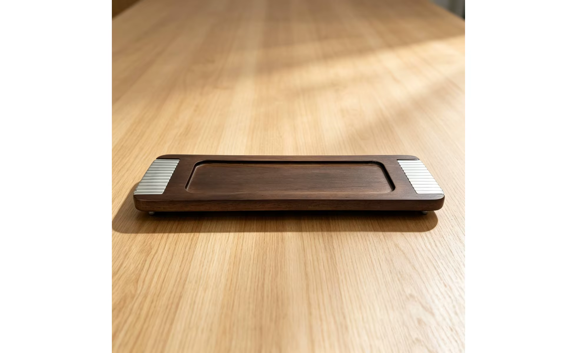 Bandeja elegante con detalles plateados y patas de imitación madera en decoración de salón