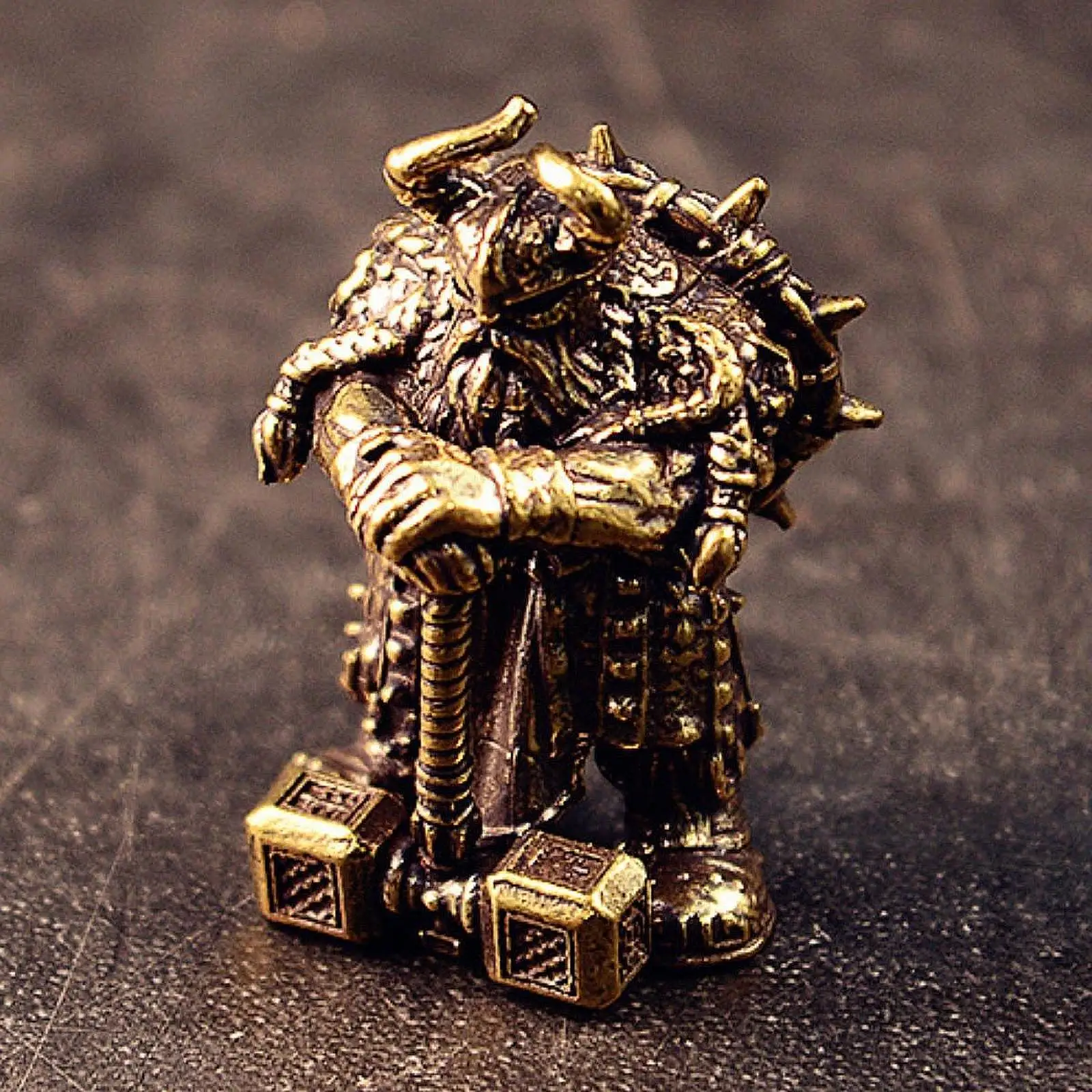 Figura ubicada sobre una estantería junto a libros