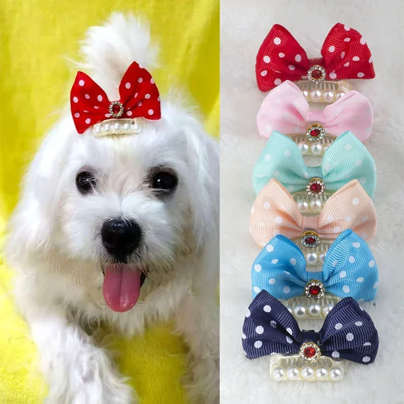 Pinzas con lazo de lunares con pedrería y perlas para mascotas