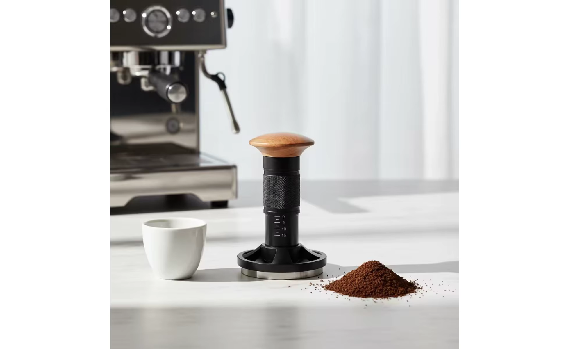 Prensa espresso con mango de madera vista desde arriba