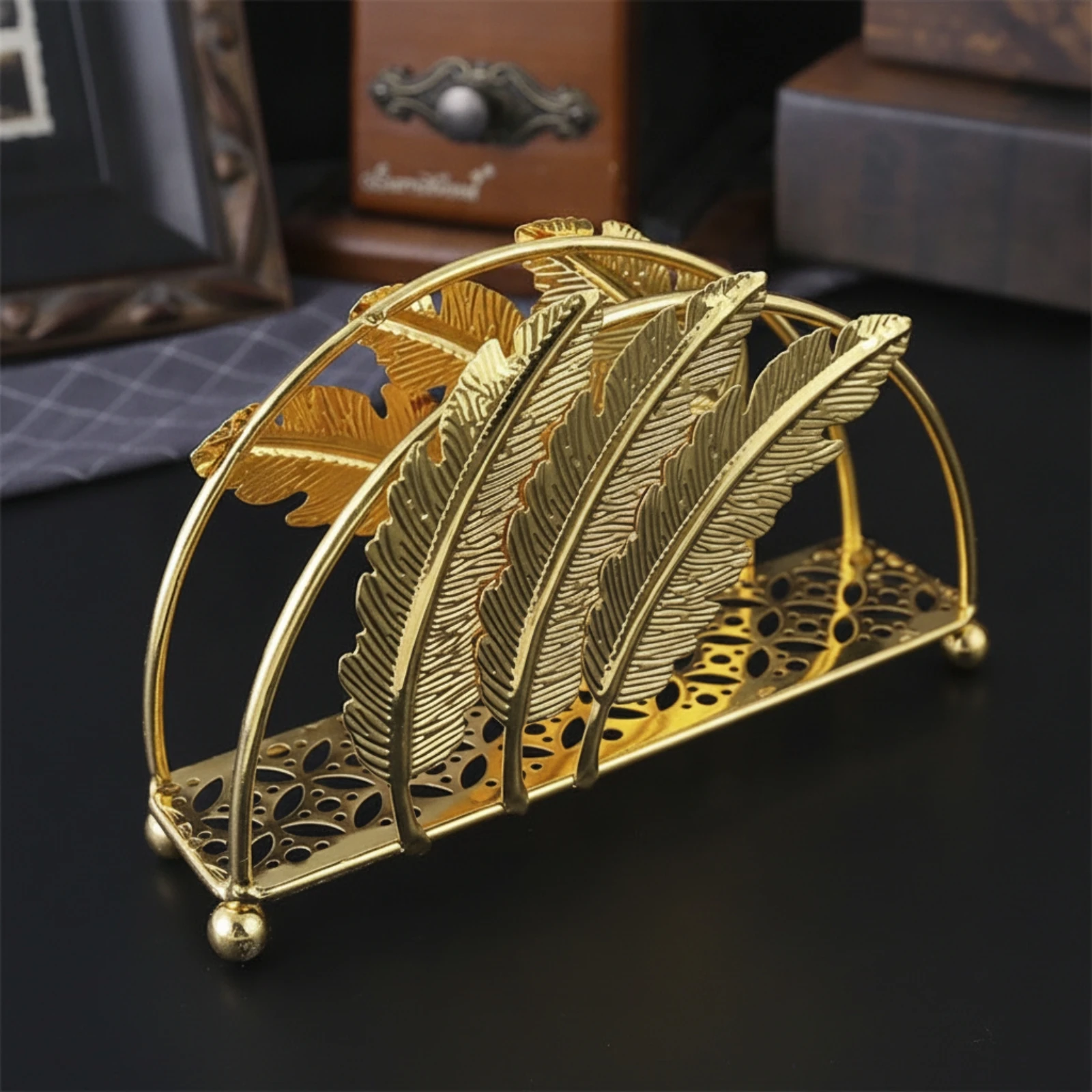 Porta Servilletas Metálico con Plumas – Dispensador Elegante para Mesa - imagen 2