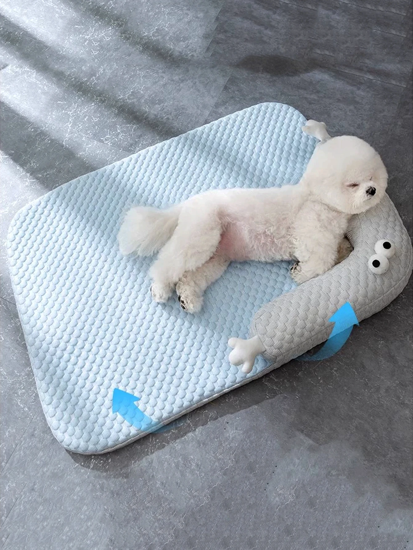 Funda extraíble siendo retirada de la cama
