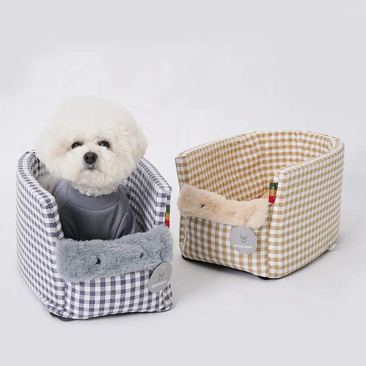 Cama plegada junto a una mochila de viaje, ilustrando su portabilidad