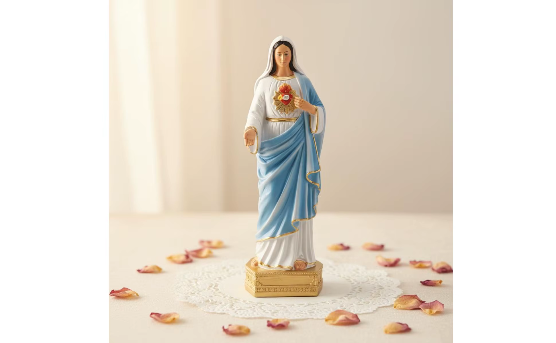 Estatua de la Virgen María en un rincón de oración