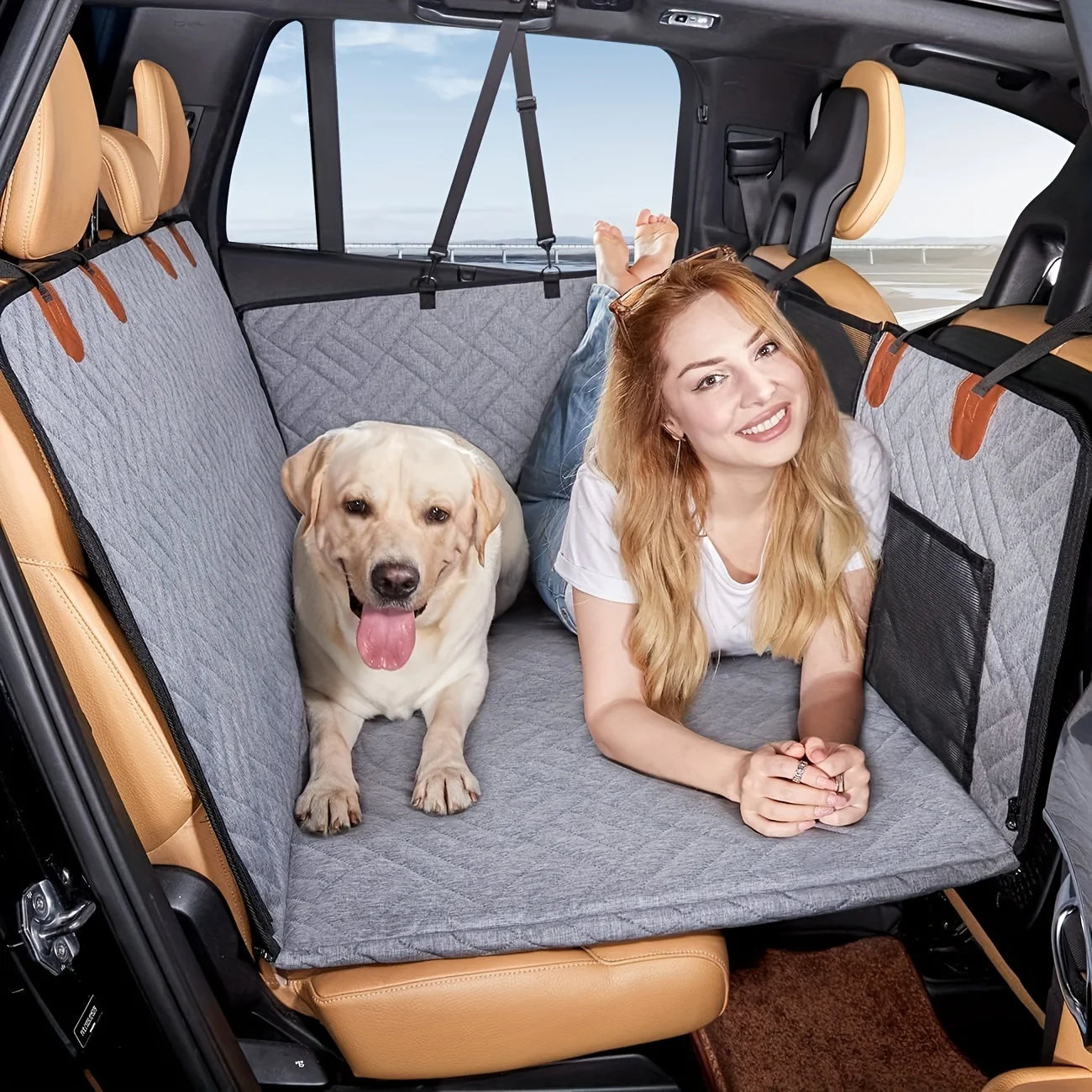 Funda impermeable colocada en asiento trasero mostrando cobertura completa
