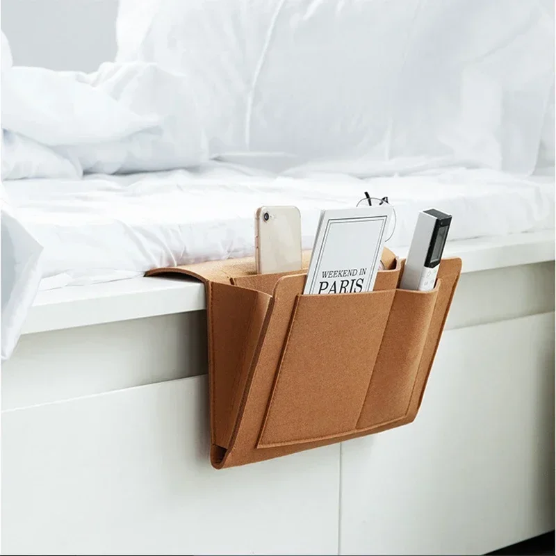 Bolsa de almacenamiento de fieltro junto a la cama